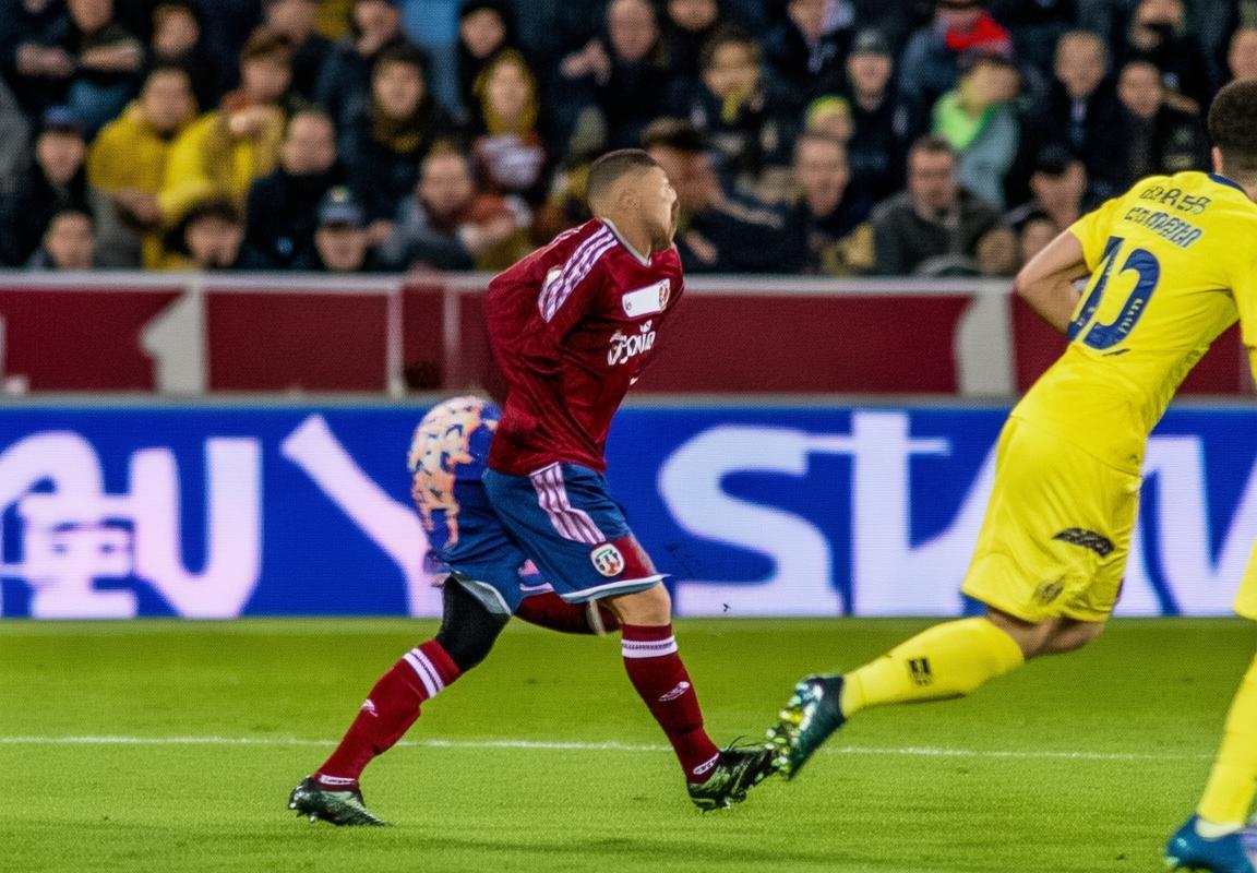 西甲对决：阿拉维斯主场1-3不敌维拉真，球迷失望但仍信心满满